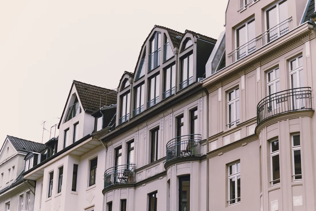 Gründerzeit-Altbaufassade mit Balkonen, wie sie in Leipzig verbreitet ist