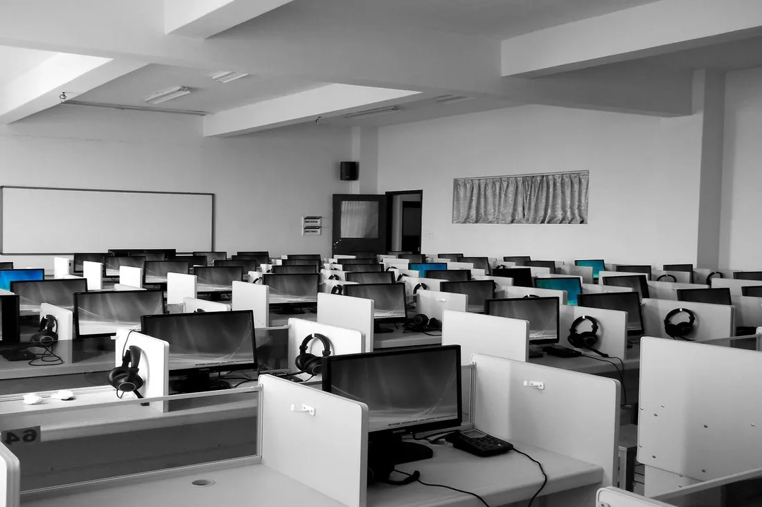 Büro mit montierten Schreibtischen und Arbeitsplätzen
