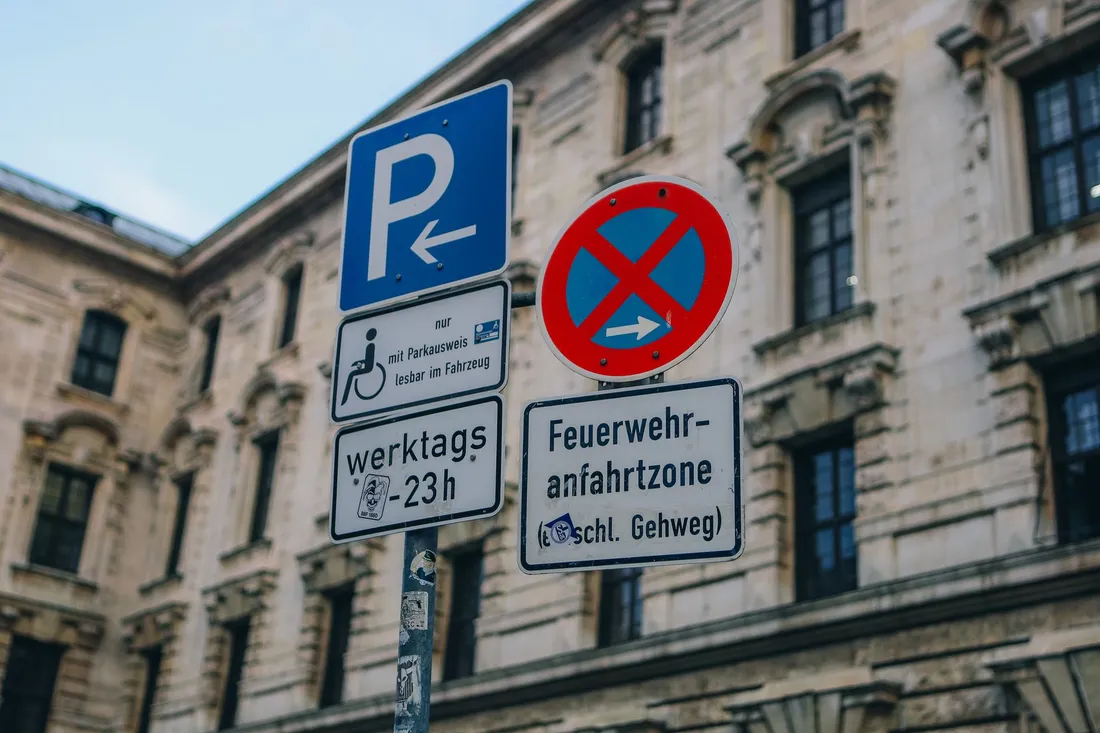 Mobile Halteverbotsschilder am Straßenrand in Berlin