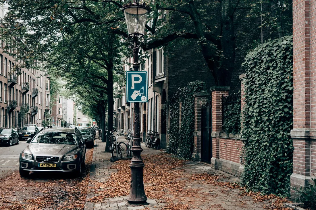 Berliner Wohnstraße mit Bäumen und durchgehend parkenden Autos